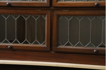 イギリスアンティーク　マホガニー材　ステンドグラスがクラシカルな雰囲気を高めるブックケース　(R-059618)