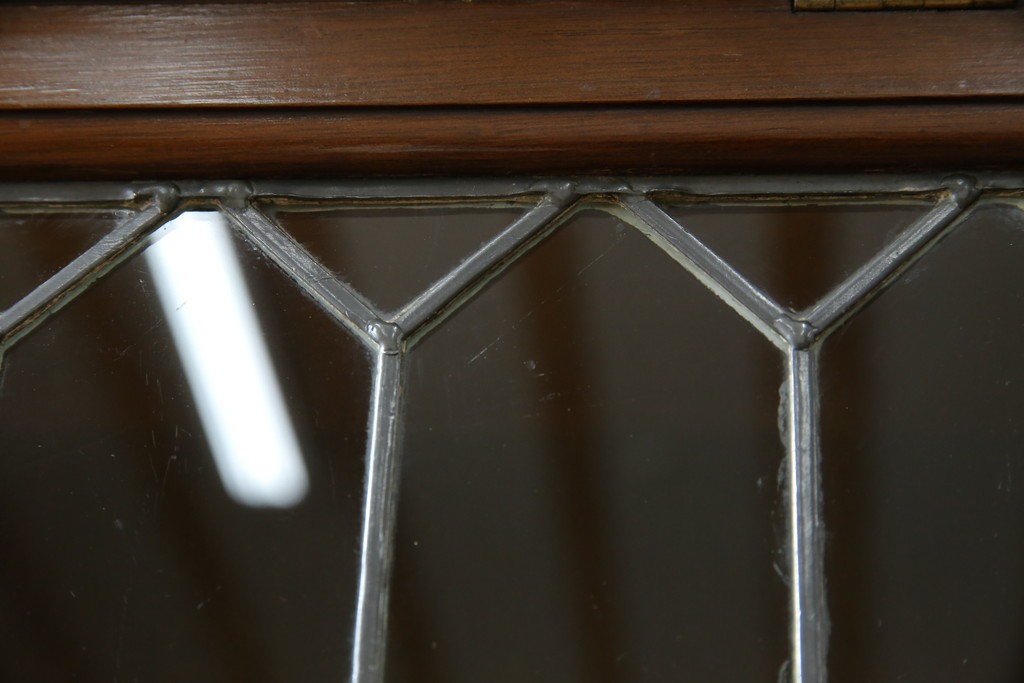 イギリスアンティーク　マホガニー材　ステンドグラスがクラシカルな雰囲気を高めるブックケース　(R-059618)