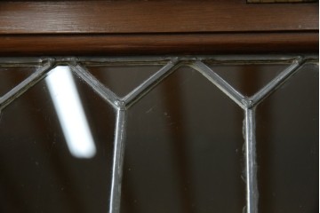 イギリスアンティーク　マホガニー材　ステンドグラスがクラシカルな雰囲気を高めるブックケース　(R-059618)