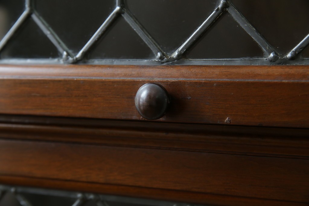 イギリスアンティーク　マホガニー材　ステンドグラスがクラシカルな雰囲気を高めるブックケース　(R-059618)