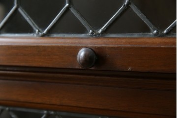 イギリスアンティーク　マホガニー材　ステンドグラスがクラシカルな雰囲気を高めるブックケース　(R-059618)