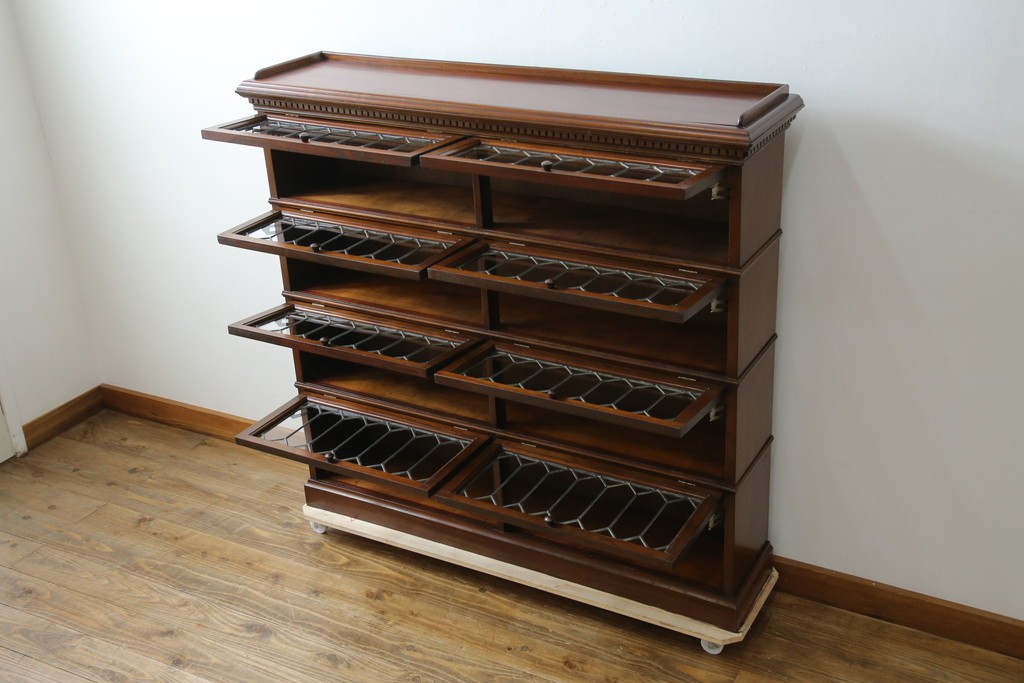 イギリスアンティーク　マホガニー材　ステンドグラスがクラシカルな雰囲気を高めるブックケース　(R-059618)