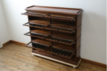 イギリスアンティーク　マホガニー材　ステンドグラスがクラシカルな雰囲気を高めるブックケース　(R-059618)