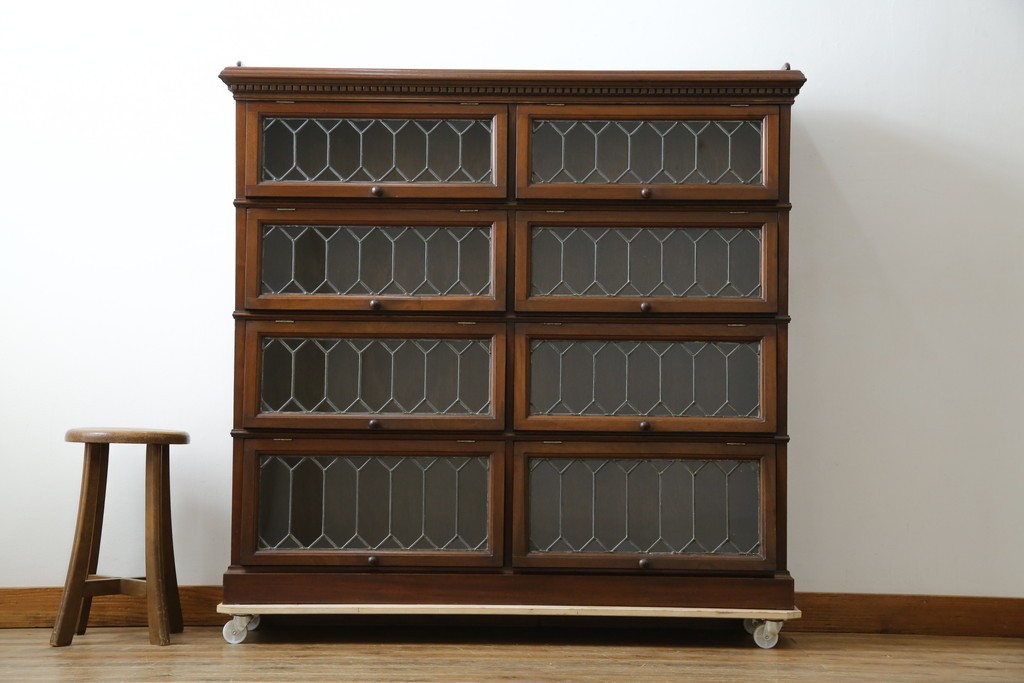 イギリスアンティーク　マホガニー材　ステンドグラスがクラシカルな雰囲気を高めるブックケース　(R-059618)