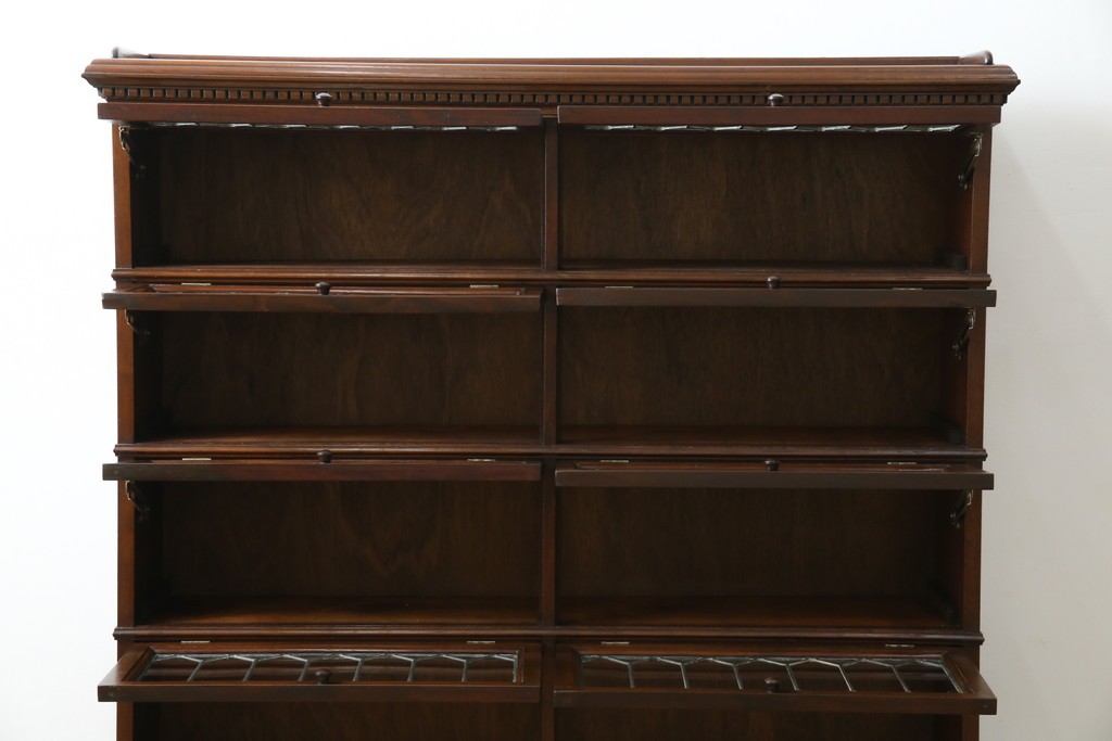 イギリスアンティーク　マホガニー材　ステンドグラスがクラシカルな雰囲気を高めるブックケース　(R-059618)