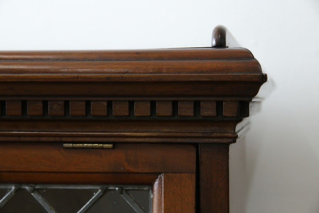 イギリスアンティーク　マホガニー材　ステンドグラスがクラシカルな雰囲気を高めるブックケース　(R-059618)