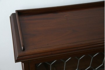 イギリスアンティーク　マホガニー材　ステンドグラスがクラシカルな雰囲気を高めるブックケース　(R-059618)