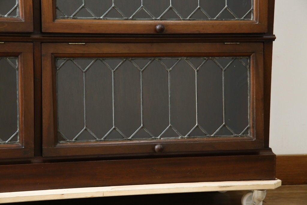 イギリスアンティーク　マホガニー材　ステンドグラスがクラシカルな雰囲気を高めるブックケース　(R-059618)