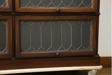 イギリスアンティーク　マホガニー材　ステンドグラスがクラシカルな雰囲気を高めるブックケース　(R-059618)