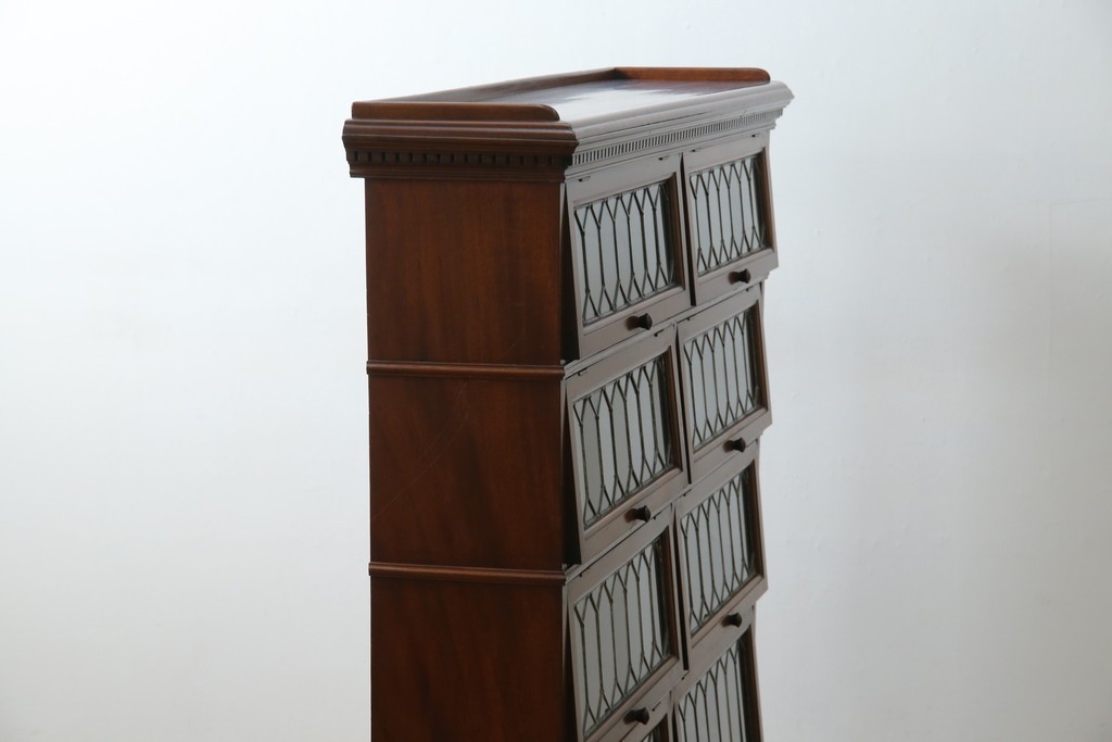 イギリスアンティーク　マホガニー材　ステンドグラスがクラシカルな雰囲気を高めるブックケース　(R-059618)