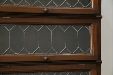 イギリスアンティーク　マホガニー材　ステンドグラスがクラシカルな雰囲気を高めるブックケース　(R-059618)