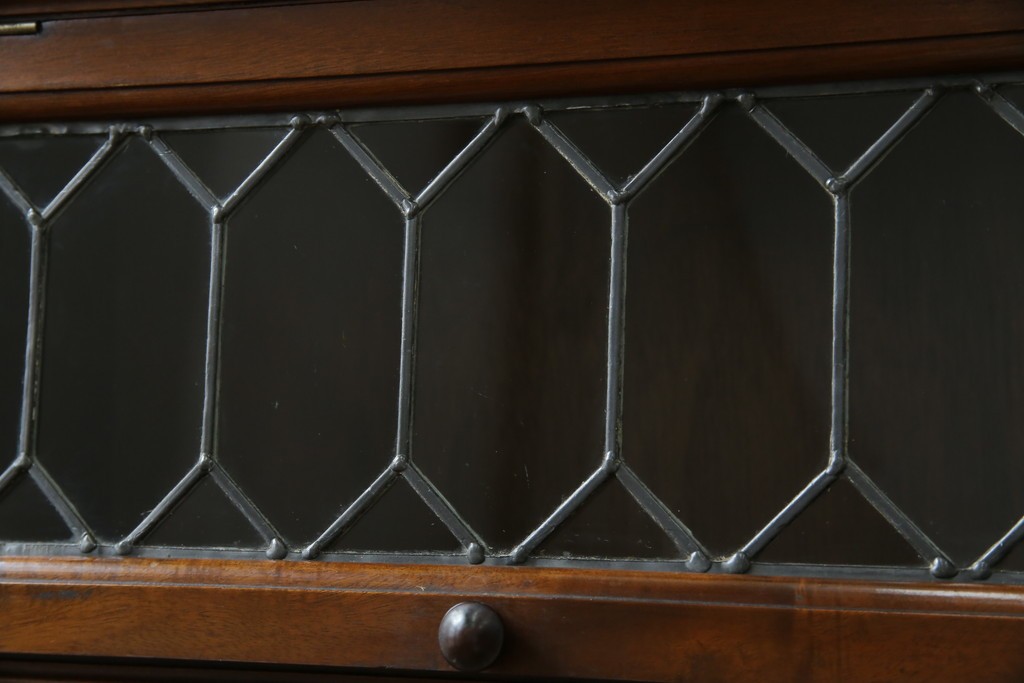 イギリスアンティーク　マホガニー材　ステンドグラスがクラシカルな雰囲気を高めるブックケース　(R-059618)