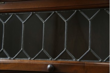 イギリスアンティーク　マホガニー材　ステンドグラスがクラシカルな雰囲気を高めるブックケース　(R-059618)