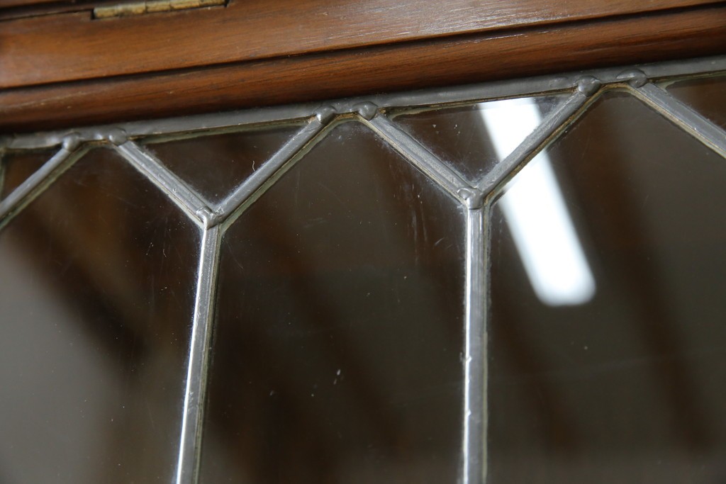 イギリスアンティーク　マホガニー材　ステンドグラスがクラシカルな雰囲気を高めるブックケース　(R-059618)