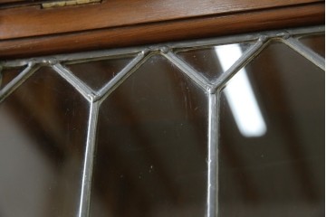 イギリスアンティーク　マホガニー材　ステンドグラスがクラシカルな雰囲気を高めるブックケース　(R-059618)