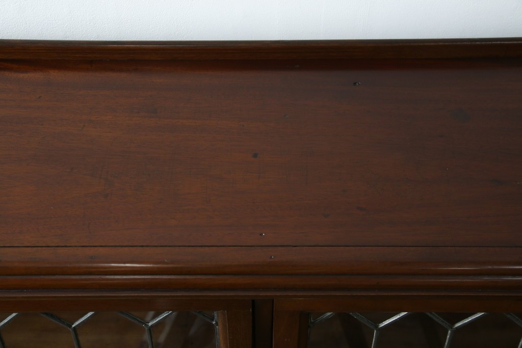 イギリスアンティーク　マホガニー材　ステンドグラスがクラシカルな雰囲気を高めるブックケース　(R-059618)