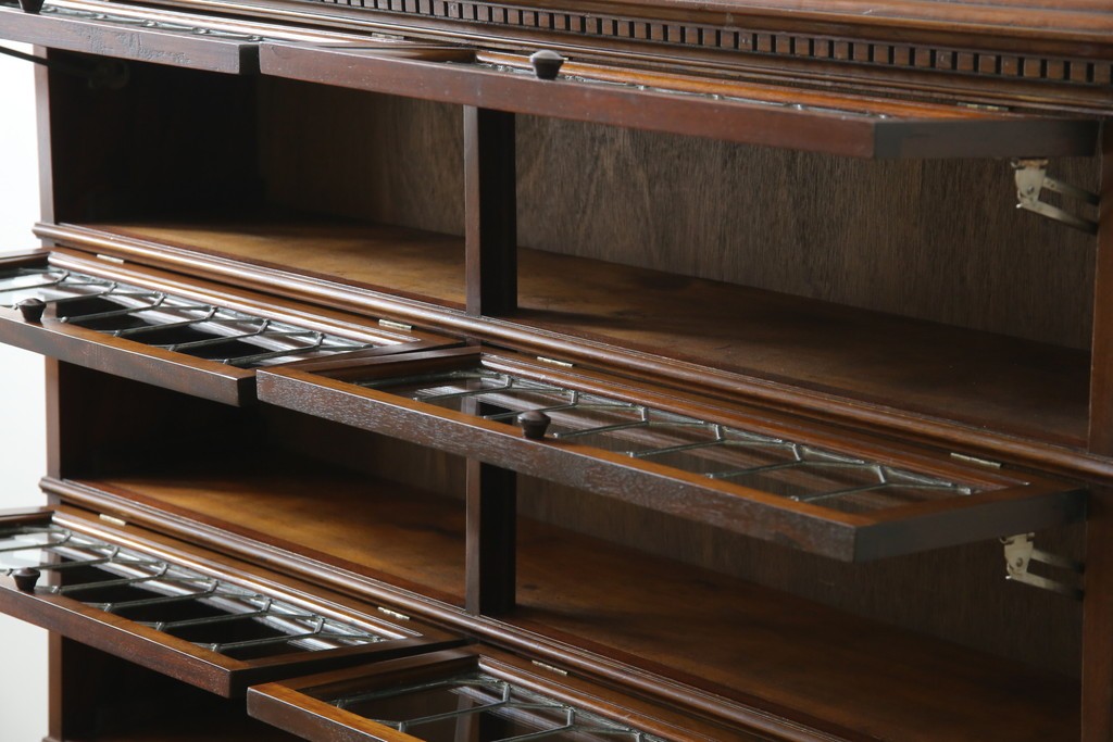 イギリスアンティーク　マホガニー材　ステンドグラスがクラシカルな雰囲気を高めるブックケース　(R-059618)