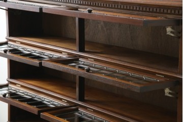 イギリスアンティーク　マホガニー材　ステンドグラスがクラシカルな雰囲気を高めるブックケース　(R-059618)