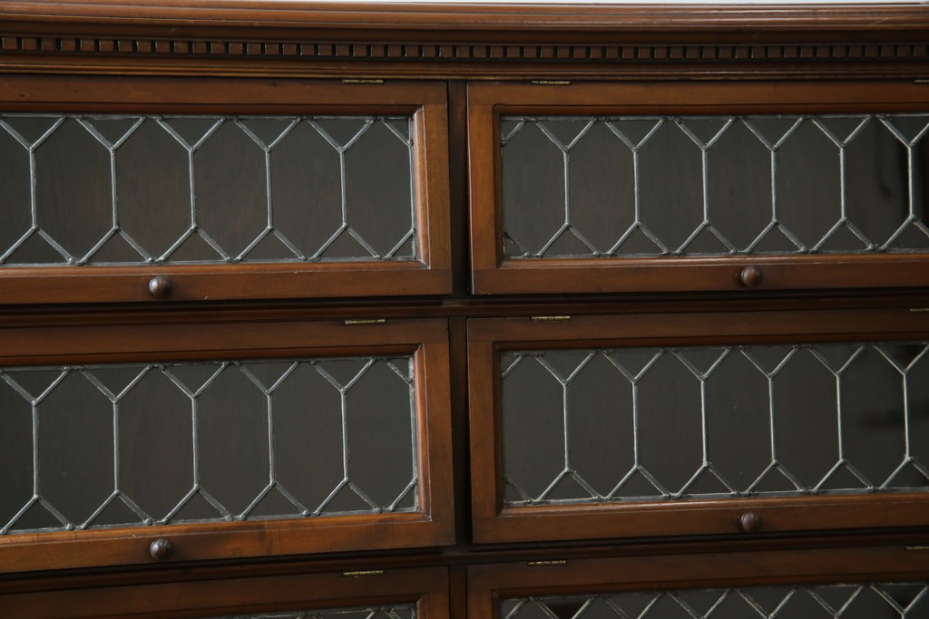 イギリスアンティーク　マホガニー材　ステンドグラスがクラシカルな雰囲気を高めるブックケース　(R-059618)