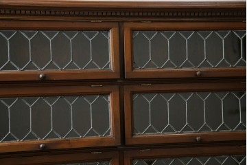 イギリスアンティーク　マホガニー材　ステンドグラスがクラシカルな雰囲気を高めるブックケース　(R-059618)