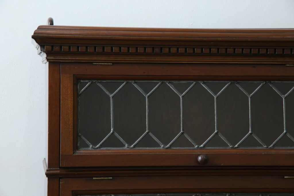 イギリスアンティーク　マホガニー材　ステンドグラスがクラシカルな雰囲気を高めるブックケース　(R-059618)