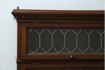 イギリスアンティーク　マホガニー材　ステンドグラスがクラシカルな雰囲気を高めるブックケース　(R-059618)