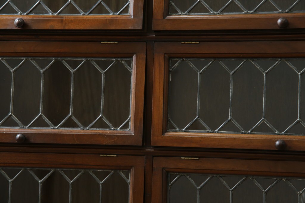 イギリスアンティーク　マホガニー材　ステンドグラスがクラシカルな雰囲気を高めるブックケース　(R-059618)