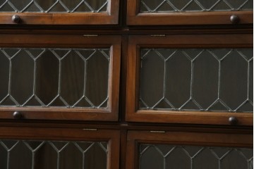 イギリスアンティーク　マホガニー材　ステンドグラスがクラシカルな雰囲気を高めるブックケース　(R-059618)