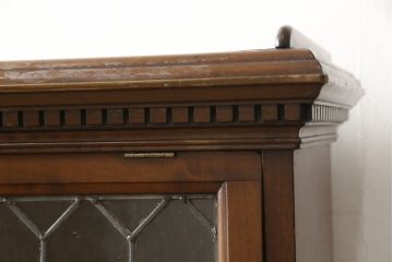 イギリスアンティーク　マホガニー材　ステンドグラスがクラシカルな雰囲気を高めるブックケース(キャビネット、書棚、本箱、収納棚、本棚)(R-059618)