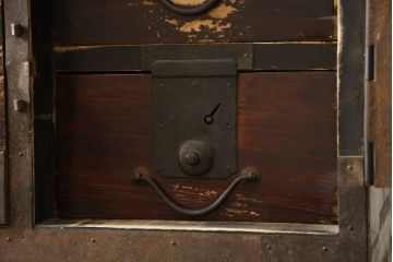 和製アンティーク　大正期　杉材　細かな透かし金具の図柄が目を引く佐渡箪笥(八幡箪笥、衣装箪笥、引き出し、チェスト)(R-059619)