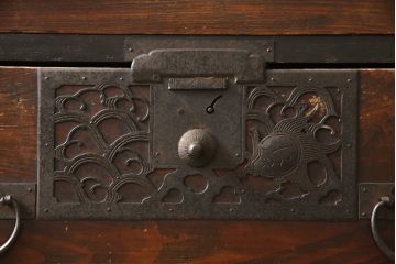 和製アンティーク　大正期　杉材　細かな透かし金具の図柄が目を引く佐渡箪笥(八幡箪笥、衣装箪笥、引き出し、チェスト)(R-059619)