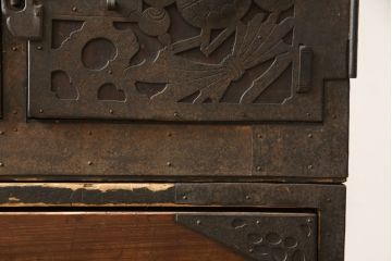 和製アンティーク　大正期　杉材　細かな透かし金具の図柄が目を引く佐渡箪笥(八幡箪笥、衣装箪笥、引き出し、チェスト)(R-059619)