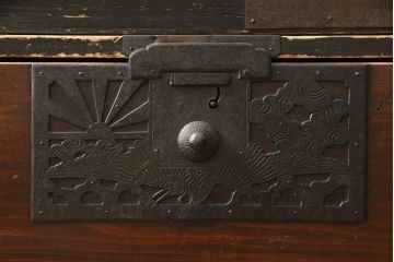 和製アンティーク　大正期　杉材　細かな透かし金具の図柄が目を引く佐渡箪笥(八幡箪笥、衣装箪笥、引き出し、チェスト)(R-059619)