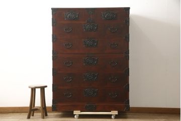 中古　美品　2段重ね　岩谷堂箪笥　重厚感ある佇まいが魅力的な衣装タンス(和箪笥、引き出し、収納箪笥、上下バラ売り可能)(R-059625)