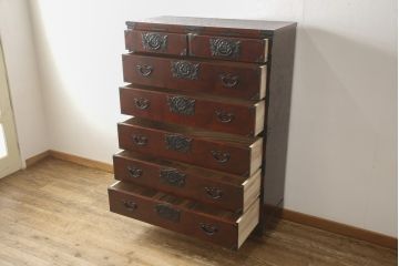 中古　美品　2段重ね　岩谷堂箪笥　重厚感ある佇まいが魅力的な衣装タンス(和箪笥、引き出し、収納箪笥、上下バラ売り可能)(R-059625)