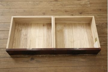 中古　美品　2段重ね　岩谷堂箪笥　重厚感ある佇まいが魅力的な衣装タンス(和箪笥、引き出し、収納箪笥、上下バラ売り可能)(R-059625)