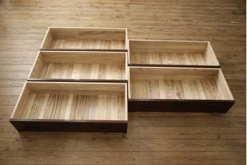 中古　美品　2段重ね　岩谷堂箪笥　重厚感ある佇まいが魅力的な衣装タンス(和箪笥、引き出し、収納箪笥、上下バラ売り可能)(R-059625)