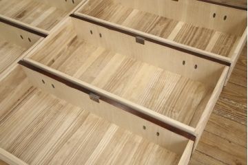 中古　美品　2段重ね　岩谷堂箪笥　重厚感ある佇まいが魅力的な衣装タンス(和箪笥、引き出し、収納箪笥、上下バラ売り可能)(R-059625)