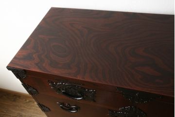 中古　美品　2段重ね　岩谷堂箪笥　重厚感ある佇まいが魅力的な衣装タンス(和箪笥、引き出し、収納箪笥、上下バラ売り可能)(R-059625)