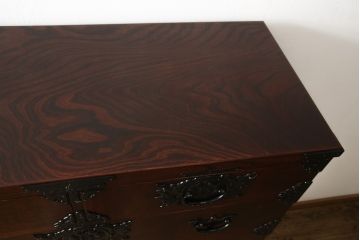 中古　美品　2段重ね　岩谷堂箪笥　重厚感ある佇まいが魅力的な衣装タンス(和箪笥、引き出し、収納箪笥、上下バラ売り可能)(R-059625)