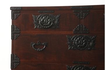 中古　美品　2段重ね　岩谷堂箪笥　重厚感ある佇まいが魅力的な衣装タンス(和箪笥、引き出し、収納箪笥、上下バラ売り可能)(R-059625)