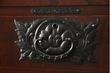 中古　美品　2段重ね　岩谷堂箪笥　重厚感ある佇まいが魅力的な衣装タンス(和箪笥、引き出し、収納箪笥、上下バラ売り可能)(R-059625)
