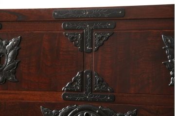 中古　美品　2段重ね　岩谷堂箪笥　重厚感ある佇まいが魅力的な衣装タンス(和箪笥、引き出し、収納箪笥、上下バラ売り可能)(R-059625)