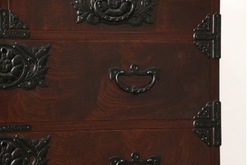 中古　美品　2段重ね　岩谷堂箪笥　重厚感ある佇まいが魅力的な衣装タンス(和箪笥、引き出し、収納箪笥、上下バラ売り可能)(R-059625)