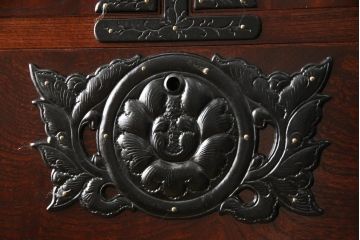 中古　美品　2段重ね　岩谷堂箪笥　重厚感ある佇まいが魅力的な衣装タンス(和箪笥、引き出し、収納箪笥、上下バラ売り可能)(R-059625)