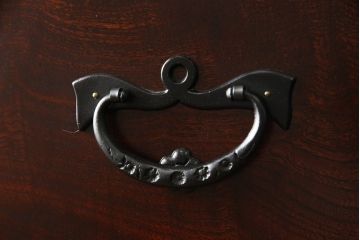 中古　美品　2段重ね　岩谷堂箪笥　重厚感ある佇まいが魅力的な衣装タンス(和箪笥、引き出し、収納箪笥、上下バラ売り可能)(R-059625)