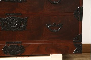 中古　美品　2段重ね　岩谷堂箪笥　重厚感ある佇まいが魅力的な衣装タンス(和箪笥、引き出し、収納箪笥、上下バラ売り可能)(R-059625)
