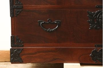 中古　美品　2段重ね　岩谷堂箪笥　重厚感ある佇まいが魅力的な衣装タンス(和箪笥、引き出し、収納箪笥、上下バラ売り可能)(R-059625)