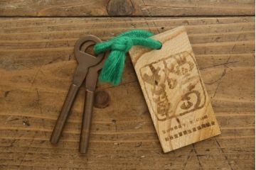 中古　美品　2段重ね　岩谷堂箪笥　重厚感ある佇まいが魅力的な衣装タンス(和箪笥、引き出し、収納箪笥、上下バラ売り可能)(R-059625)