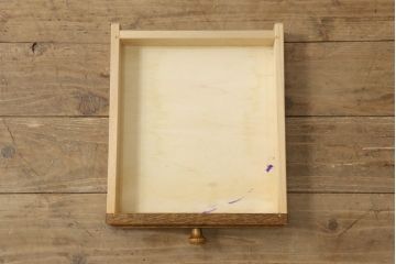 中古　美品　三越伊勢丹　プロパティデザイン　カントリーハウス　Brugge(ブルージュ)　ステンドグラスがクラシカルな雰囲気を醸し出すサイドキャビネット(戸棚、収納棚、飾り棚、電話台、サイドボード)(R-059626)